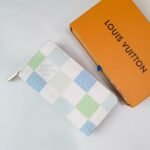 Louis Vuitton Zippy Wallet In Damier Canvas Green 19.5Cm - Image 5