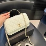 Chanel Clutch With Strap Shiny Crumpled With Imitation Pearls White 20Cm Ap3803 B15603 10601 - Image 3