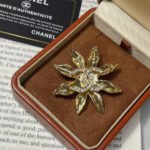 Chanel Brooch Metal Gold And Crystal - Image 2