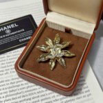 Chanel Brooch Metal Gold And Crystal - Image 3