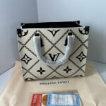 Louis Vuitton Onthego Mm Monogram Cream Black 35Cm M46016 - Image 4