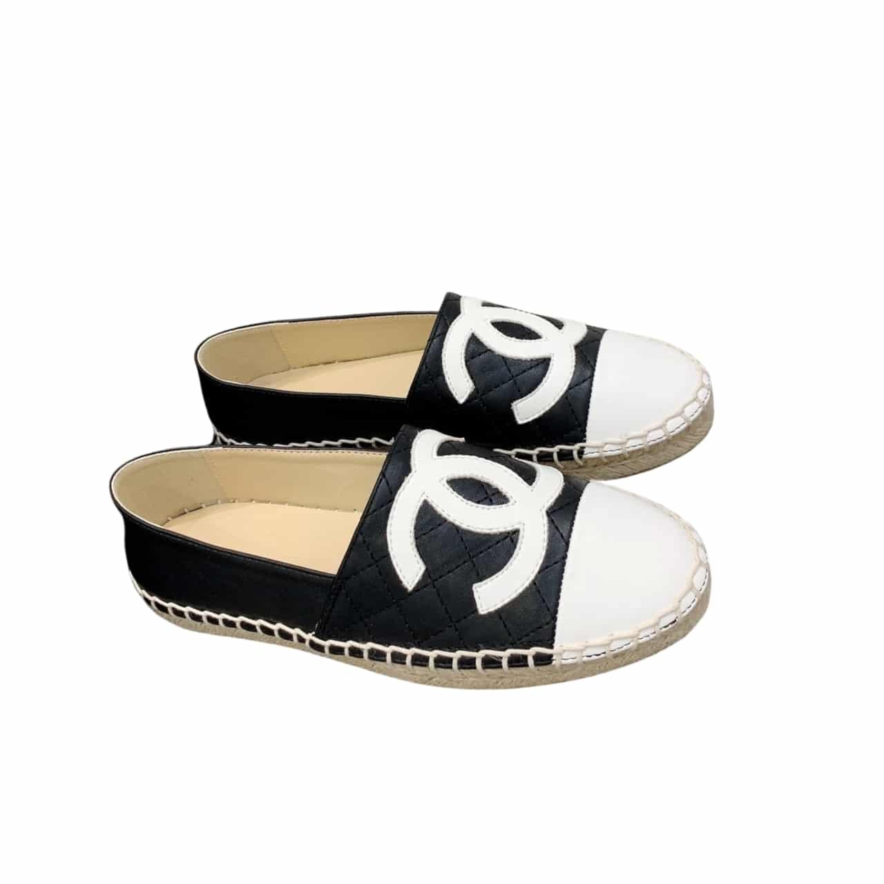 xr:d:DAF4OnkYemU:1679,j:1067776599394606321,t:24040108 Chanel Cc Espadrilles Slip On White Black - Image 1
