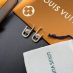 Louis Vuitton My Lv Chain Pearls Earrings Gold M01451 - Image 2