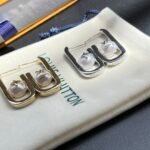 Louis Vuitton My Lv Chain Pearls Earrings Gold M01451 - Image 6