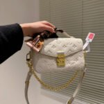 Louis Vuitton Pochette Métis East West Creme Beige 21Cm M22942 - Image 2