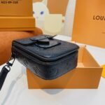 Louis Vuitton S Lock Vertical Wearable Wallet Black 19Cm M81524 - Image 3
