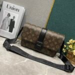 Louis Vuitton S Cape Messenger Monogram Brown 28Cm - Image 2