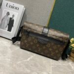 Louis Vuitton S Cape Messenger Monogram Brown 28Cm - Image 5